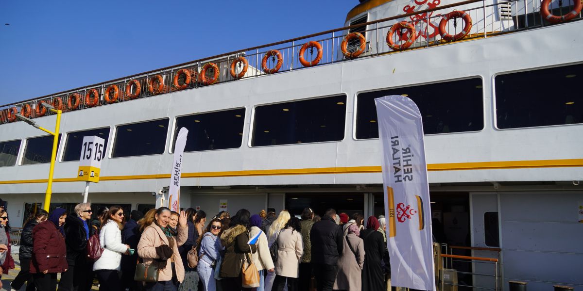 BOĞAZ’DA 8 MART COŞKUSU: ŞEHİR HATLARI KADINLARI AĞIRLADI